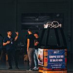 Festejos do 73º aniversário do Aeroclube de Canela no pátio do aeroclube com pessoas se divertindo, aviões chegando e saindo