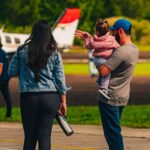 Festejos do 73º aniversário do Aeroclube de Canela no pátio do aeroclube com pessoas se divertindo, aviões chegando e saindo