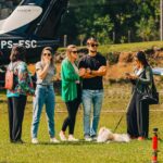 Festejos do 73º aniversário do Aeroclube de Canela no pátio do aeroclube com pessoas se divertindo, aviões chegando e saindo