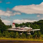 Festejos do 73º aniversário do Aeroclube de Canela no pátio do aeroclube com pessoas se divertindo, aviões chegando e saindo