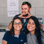Festejos do 73º aniversário do Aeroclube de Canela no pátio do aeroclube com pessoas se divertindo, aviões chegando e saindo