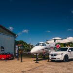 Festejos do 73º aniversário do Aeroclube de Canela no pátio do aeroclube com pessoas se divertindo, aviões chegando e saindo