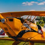 Festejos do 73º aniversário do Aeroclube de Canela no pátio do aeroclube com pessoas se divertindo, aviões chegando e saindo