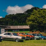 Festejos do 73º aniversário do Aeroclube de Canela no pátio do aeroclube com pessoas se divertindo, aviões chegando e saindo