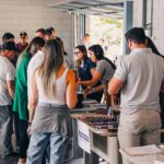 Festejos do 73º aniversário do Aeroclube de Canela no pátio do aeroclube com pessoas se divertindo, aviões chegando e saindo