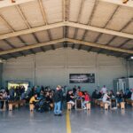 Festejos do 73º aniversário do Aeroclube de Canela no pátio do aeroclube com pessoas se divertindo, aviões chegando e saindo