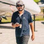 Festejos do 73º aniversário do Aeroclube de Canela no pátio do aeroclube com pessoas se divertindo, aviões chegando e saindo