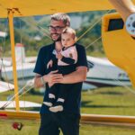 Festejos do 73º aniversário do Aeroclube de Canela no pátio do aeroclube com pessoas se divertindo, aviões chegando e saindo