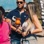 Festejos do 73º aniversário do Aeroclube de Canela no pátio do aeroclube com pessoas se divertindo, aviões chegando e saindo