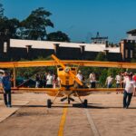 Festejos do 73º aniversário do Aeroclube de Canela no pátio do aeroclube com pessoas se divertindo, aviões chegando e saindo