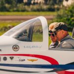 Festejos do 73º aniversário do Aeroclube de Canela no pátio do aeroclube com pessoas se divertindo, aviões chegando e saindo