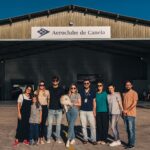 Festejos do 73º aniversário do Aeroclube de Canela no pátio do aeroclube com pessoas se divertindo, aviões chegando e saindo