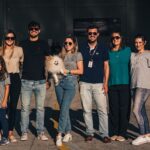 Festejos do 73º aniversário do Aeroclube de Canela no pátio do aeroclube com pessoas se divertindo, aviões chegando e saindo