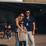 Festejos do 73º aniversário do Aeroclube de Canela no pátio do aeroclube com pessoas se divertindo, aviões chegando e saindo
