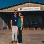 Festejos do 73º aniversário do Aeroclube de Canela no pátio do aeroclube com pessoas se divertindo, aviões chegando e saindo