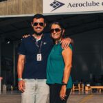 Festejos do 73º aniversário do Aeroclube de Canela no pátio do aeroclube com pessoas se divertindo, aviões chegando e saindo