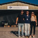 Festejos do 73º aniversário do Aeroclube de Canela no pátio do aeroclube com pessoas se divertindo, aviões chegando e saindo