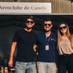 Festejos do 73º aniversário do Aeroclube de Canela no pátio do aeroclube com pessoas se divertindo, aviões chegando e saindo