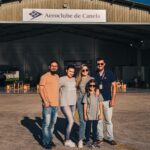 Festejos do 73º aniversário do Aeroclube de Canela no pátio do aeroclube com pessoas se divertindo, aviões chegando e saindo