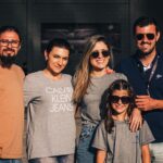 Festejos do 73º aniversário do Aeroclube de Canela no pátio do aeroclube com pessoas se divertindo, aviões chegando e saindo