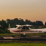 Festejos do 73º aniversário do Aeroclube de Canela no pátio do aeroclube com pessoas se divertindo, aviões chegando e saindo