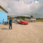 Festejos do 75º aniversário do Aeroclube de Canela no pátio do aeroclube com pessoas se divertindo, aviões chegando e saindo