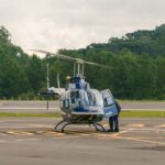 Festejos do 75º aniversário do Aeroclube de Canela no pátio do aeroclube com pessoas se divertindo, aviões chegando e saindo