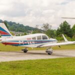 Festejos do 75º aniversário do Aeroclube de Canela no pátio do aeroclube com pessoas se divertindo, aviões chegando e saindo
