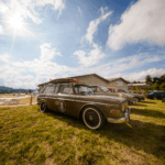 Festejos do 75º aniversário do Aeroclube de Canela no pátio do aeroclube com pessoas se divertindo, aviões chegando e saindo