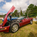 Festejos do 75º aniversário do Aeroclube de Canela no pátio do aeroclube com pessoas se divertindo, aviões chegando e saindo