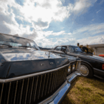 Festejos do 75º aniversário do Aeroclube de Canela no pátio do aeroclube com pessoas se divertindo, aviões chegando e saindo