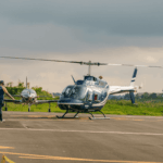 Festejos do 75º aniversário do Aeroclube de Canela no pátio do aeroclube com pessoas se divertindo, aviões chegando e saindo