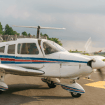 Festejos do 75º aniversário do Aeroclube de Canela no pátio do aeroclube com pessoas se divertindo, aviões chegando e saindo