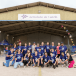 Festejos do 75º aniversário do Aeroclube de Canela no pátio do aeroclube com pessoas se divertindo, aviões chegando e saindo