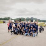 Festejos do 75º aniversário do Aeroclube de Canela no pátio do aeroclube com pessoas se divertindo, aviões chegando e saindo