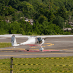 Festejos do 75º aniversário do Aeroclube de Canela no pátio do aeroclube com pessoas se divertindo, aviões chegando e saindo