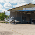 Festejos do 75º aniversário do Aeroclube de Canela no pátio do aeroclube com pessoas se divertindo, aviões chegando e saindo