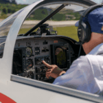 Festejos do 75º aniversário do Aeroclube de Canela no pátio do aeroclube com pessoas se divertindo, aviões chegando e saindo