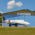 Festejos do 75º aniversário do Aeroclube de Canela no pátio do aeroclube com pessoas se divertindo, aviões chegando e saindo