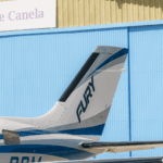 Festejos do 75º aniversário do Aeroclube de Canela no pátio do aeroclube com pessoas se divertindo, aviões chegando e saindo